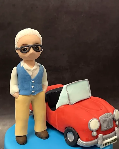 Abuelo con coche rojo de fondant