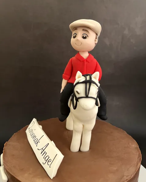 Jinete con caballo blanco de fondant