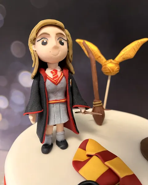 Hermione de fondant con snitch dorada