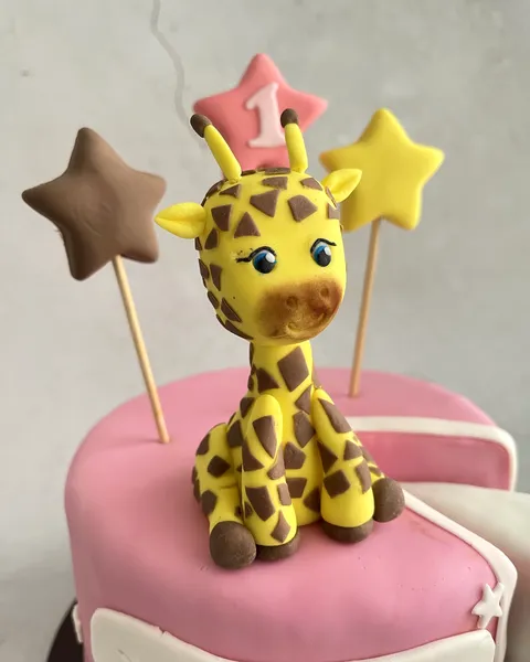 Jirafa con estrellas de fondant
