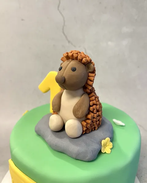 Erizo de fondant con número 1