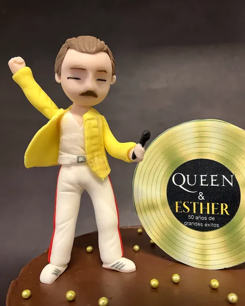 Freddie Mercury de fondant con disco de oro