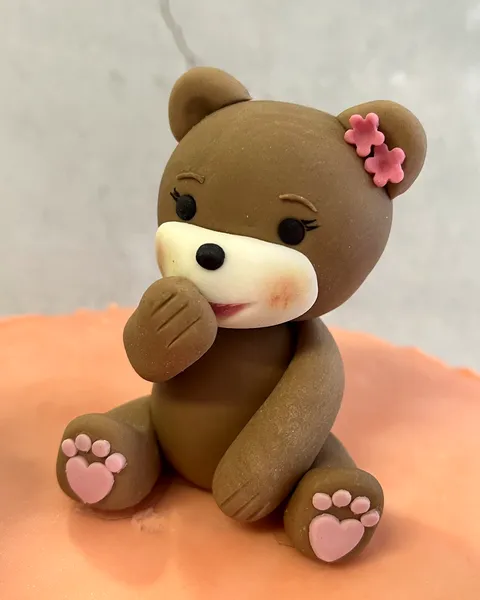 Osita de fondant con flor rosa