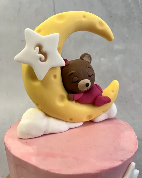 Osito durmiendo en la luna de fondant