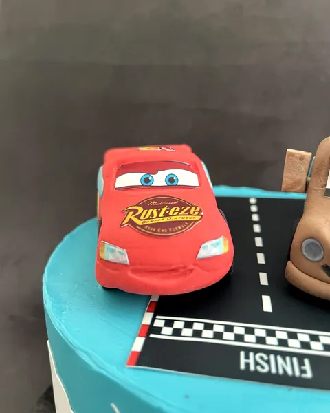 Rayo McQueen de fondant en la meta