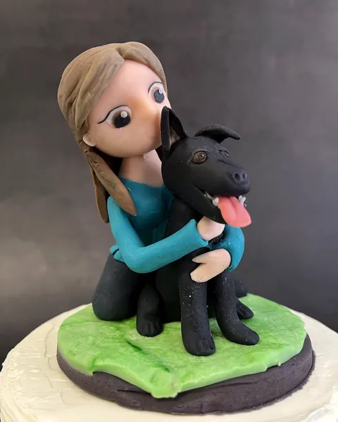 Niña abrazando a su perro negro de fondant