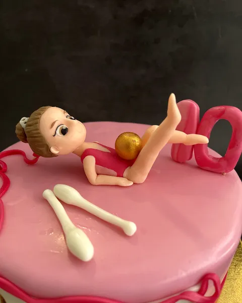 Gimnasta rítmica de fondant con mazas