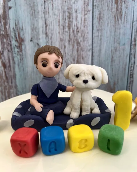 Niño con peluche y cubos de letras de fondant