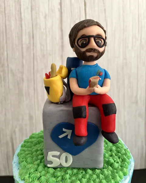 Hombre sentado en bloque del 50 de fondant