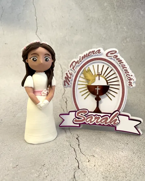 Niña de primera comunión de fondant con topper