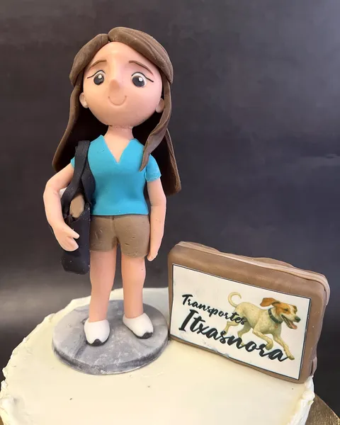 Chica de fondant con cartel de transportes