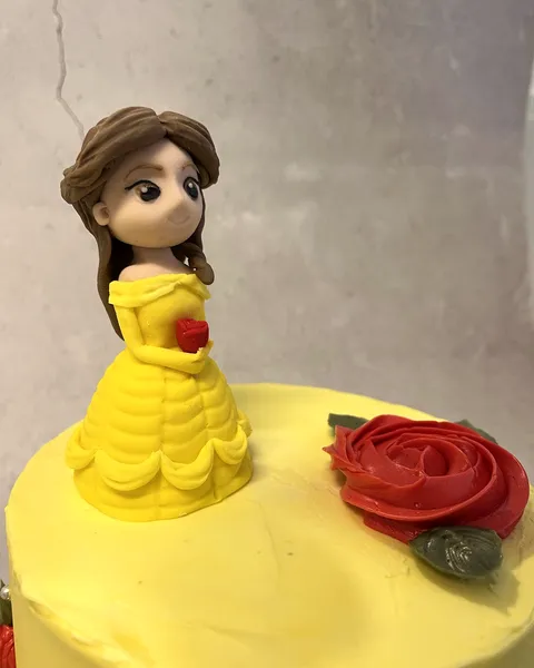 Bella de fondant con rosa roja
