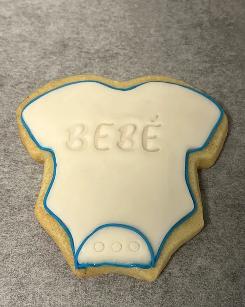 Galleta de body con la palabra bebé