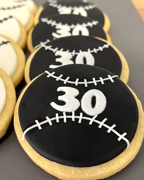 Galletas de pelota de béisbol negras con número 30