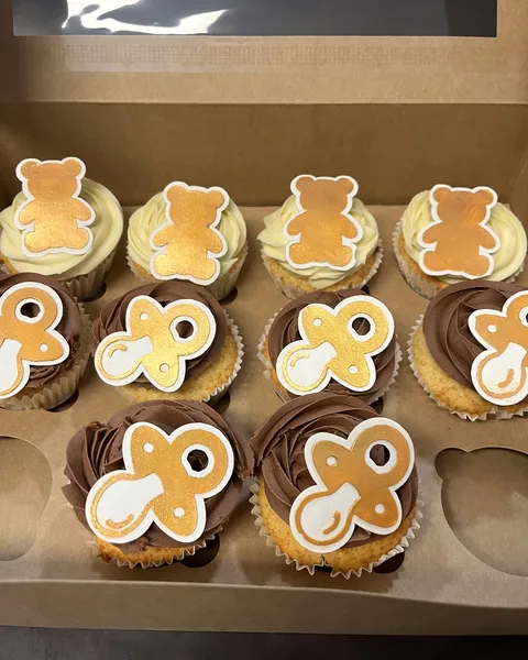 Cupcakes de osito y chupete dorados