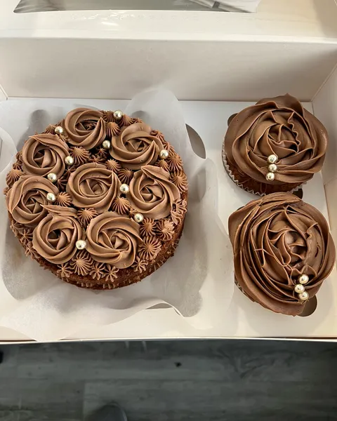 Cupcakes y tartita de rosetas de chocolate