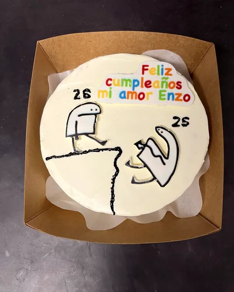 Bento cake de cumpleaños con muñecos dibujados