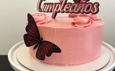 Tarta de cumpleaños rosa con mariposas